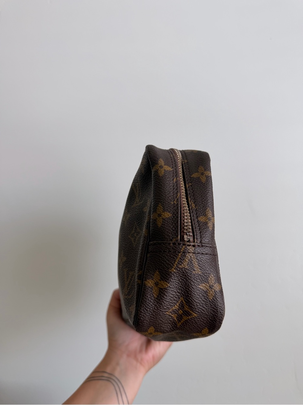 Louis Vuitton Monogram Toiletry Pouch 23 - Picture 3 of 10